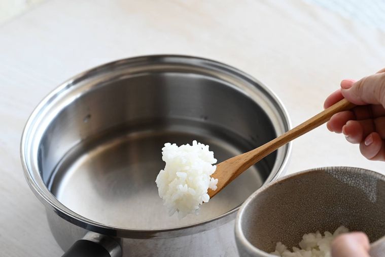 鍋にごはんを入れている様子