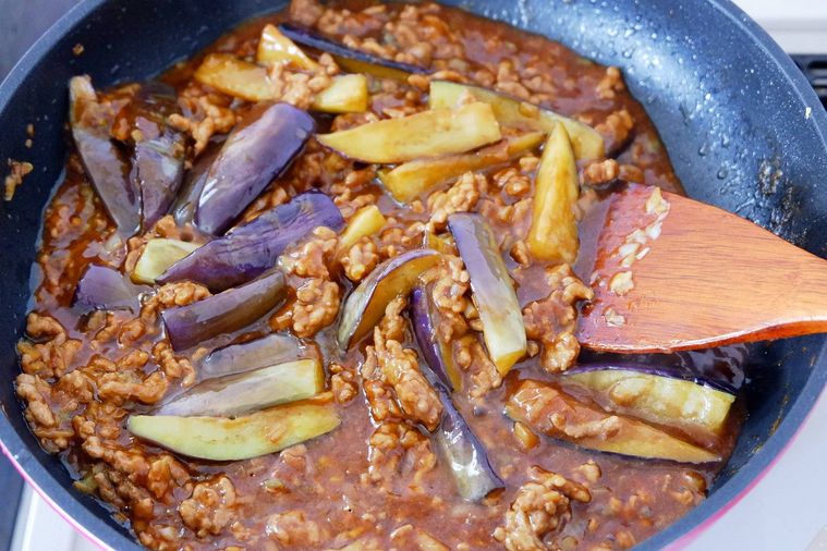 フライパンで麻婆茄子を炒めている様子