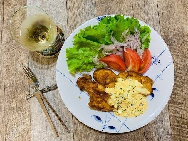 生野菜を添え、タルタルソースのかかったチキン南蛮の白い洋皿