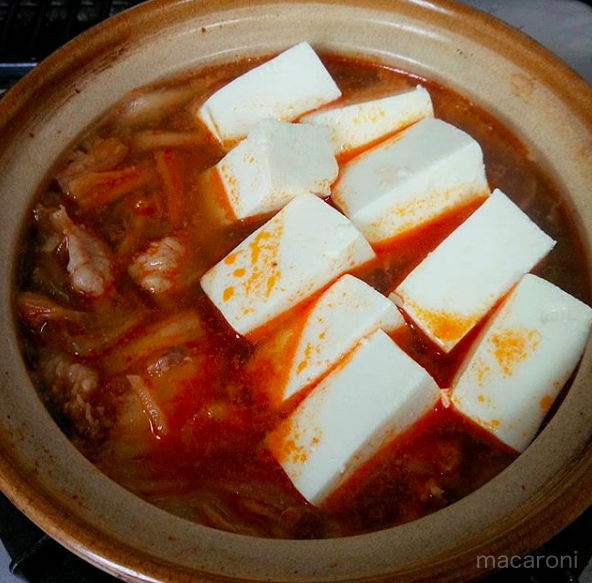 鍋に入ったキムチチゲに豆腐をのせた状態