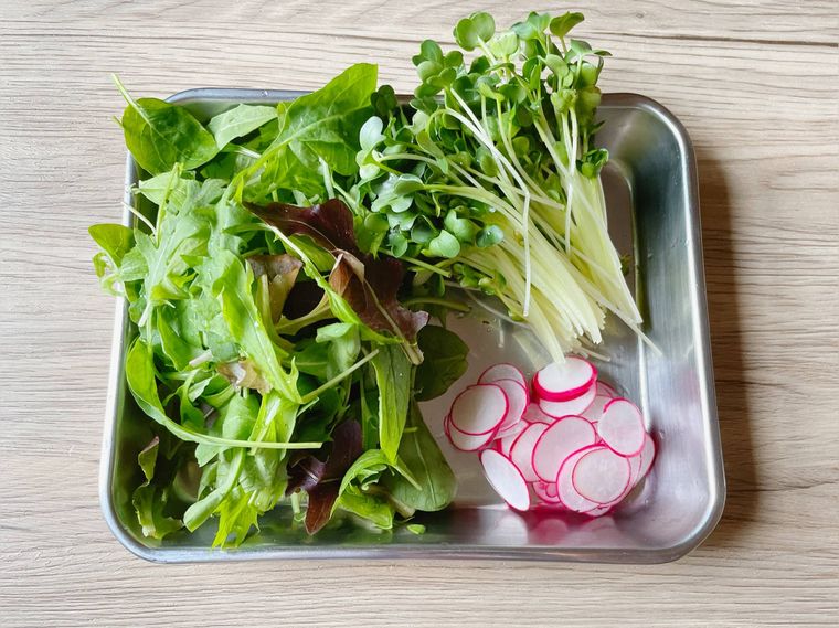 金属トレーにのせたカットした野菜