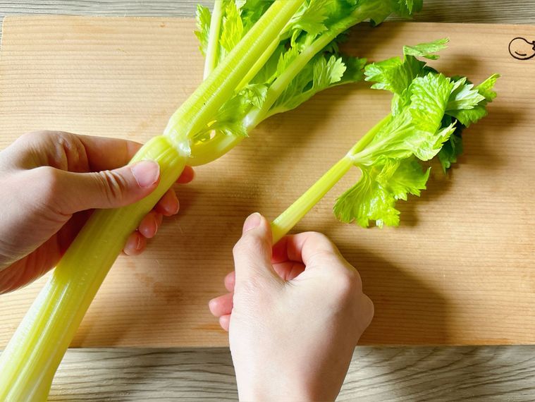 セロリの細い茎を外す様子