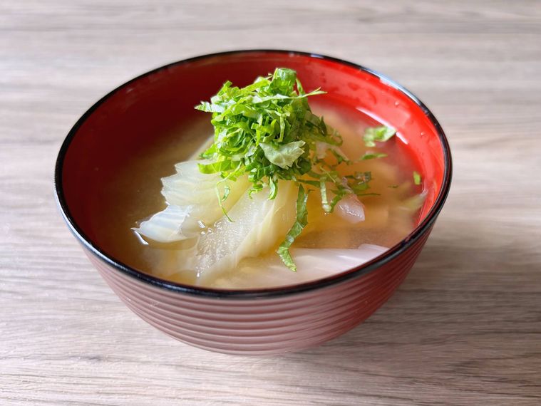 赤いお椀に盛り付けたセロリの味噌汁