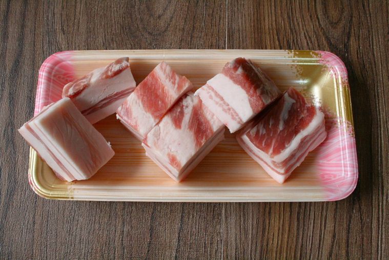 豚バラ肉を切った様子