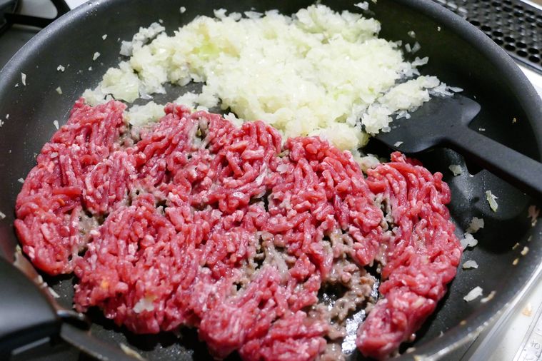 牛ひき肉と玉ねぎが入っているフライパン