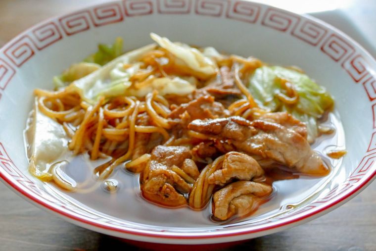 焼きそばとしょうゆスープを盛り付けた丼