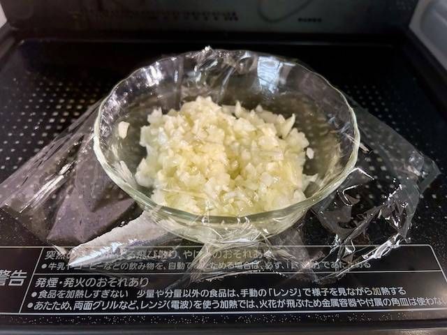 玉ねぎペーストをレンジ加熱する様子