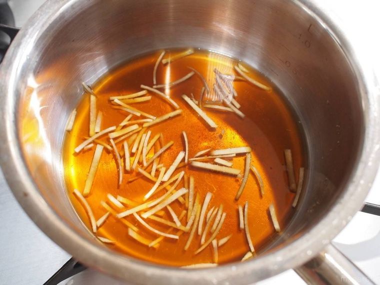 調味料を鍋に入れる様子