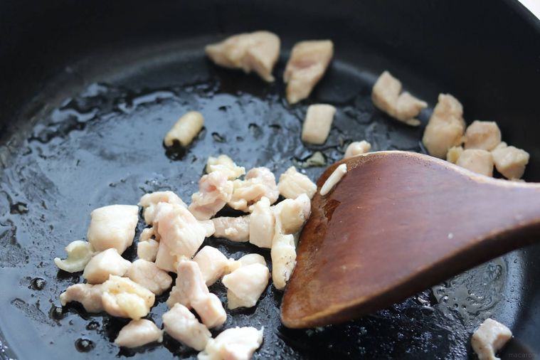 フライパンで鶏もも肉を炒めている様子