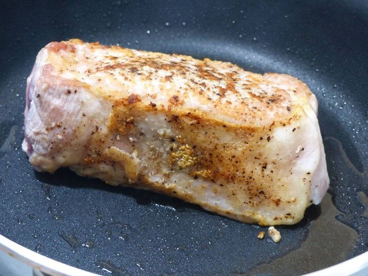 豚肉のかたまりをフライパンで焼く様子