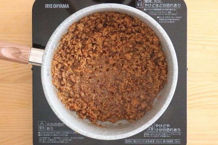 水分がなくなるまで煮詰まって、しっとりと仕上がった鶏そぼろ