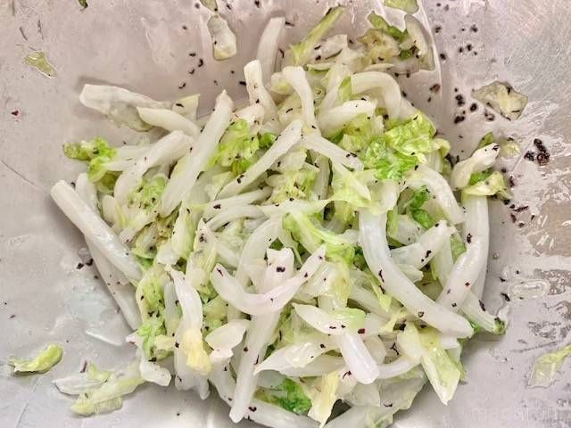 調味料を混ぜ合わせた白菜が入ったボウル