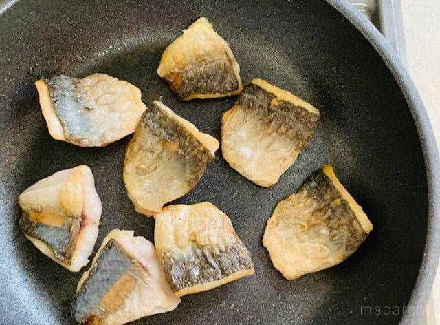 フライパンで両面焼き目をつけたあじ