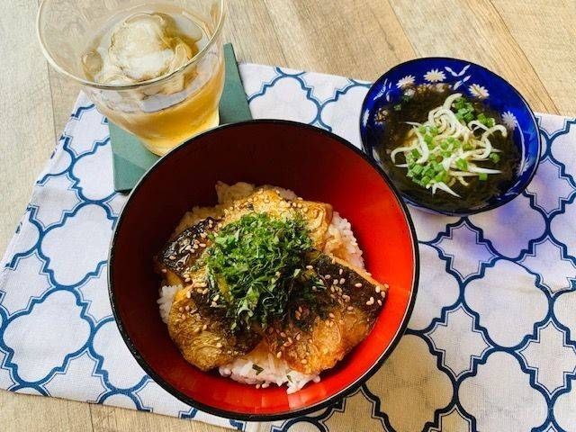 大葉をトッピングした、あじの蒲焼き丼が盛られたどんぶり