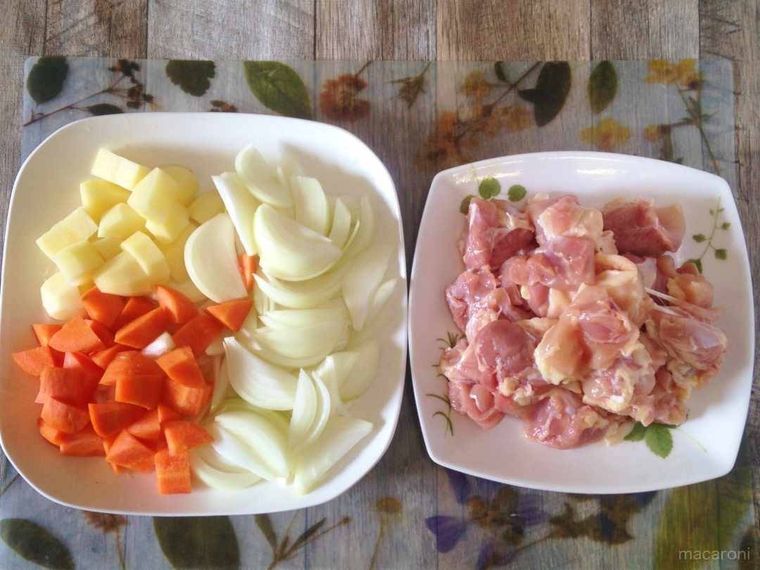 鶏もも肉・じゃがいも・にんじん・玉ねぎを切る