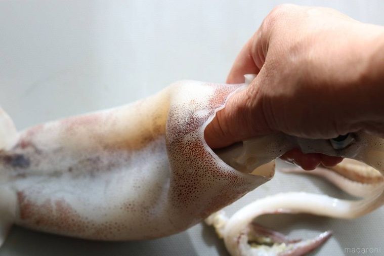 いかの胴からワタを抜き取る様子