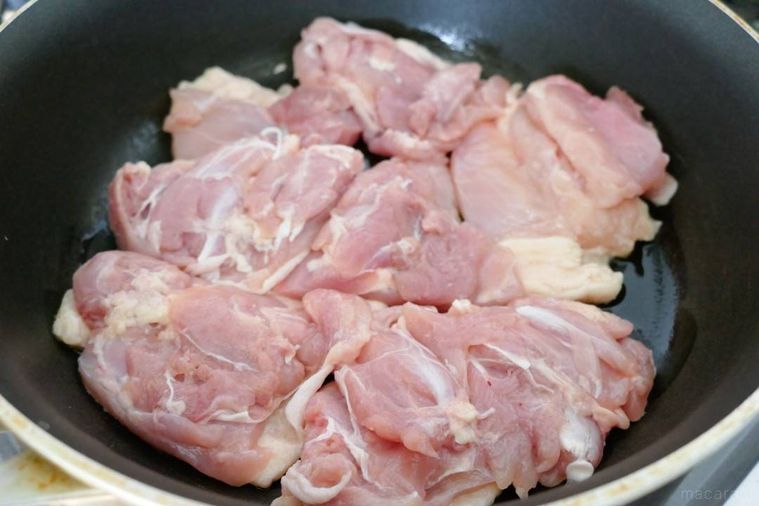 鶏肉の皮目を下にしてフライパンで焼く様子