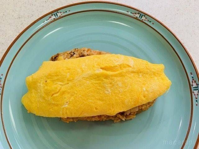 オムレツをのせたチキンライスが盛られた水色の皿