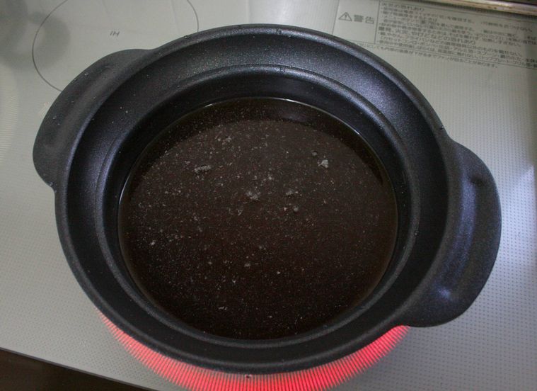 鍋に水と調味料を入れた様子