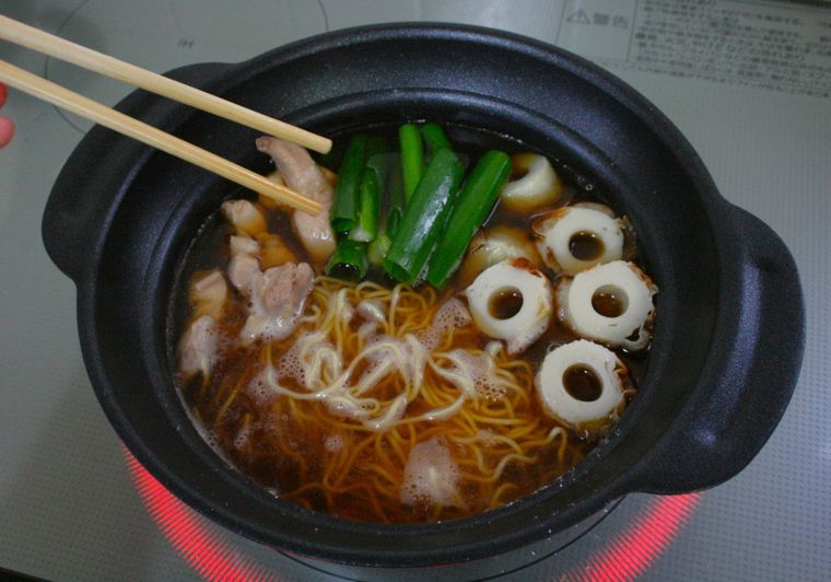 鍋に中華麺やちくわ、長ねぎを入れた様子