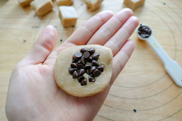 伸ばした生地にチョコチップをのせた様子