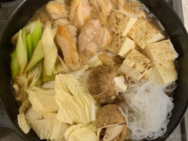 鶏もも肉や白菜、豆腐などの鶏すき焼きを煮込んでる様子