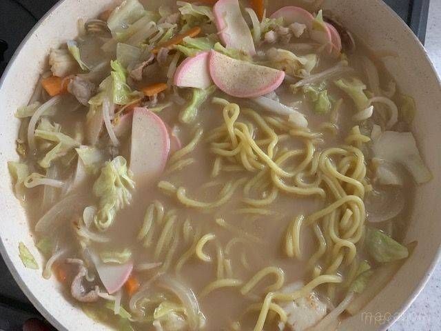 ちゃんぽん麺を加えて煮込んでいるフライパン