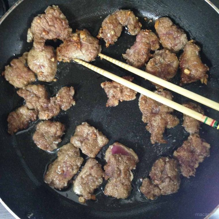 レバーを揚げ焼きにしている様子