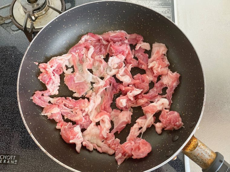 フライパンに豚こま肉を入れた様子