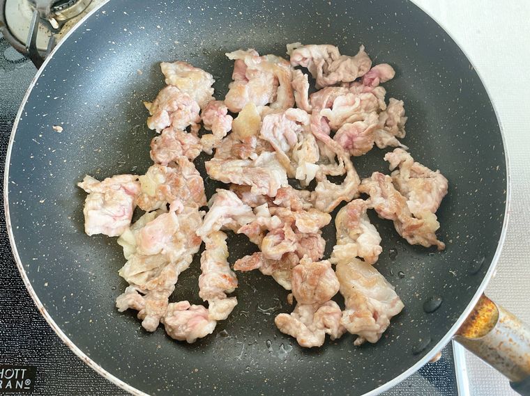 フライパンで豚こま肉を炒める様子