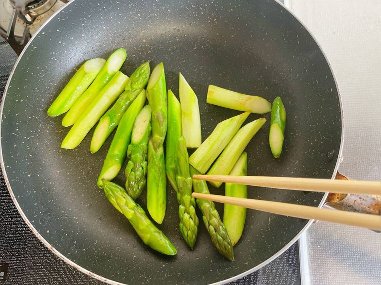 アスパラを炒める様子