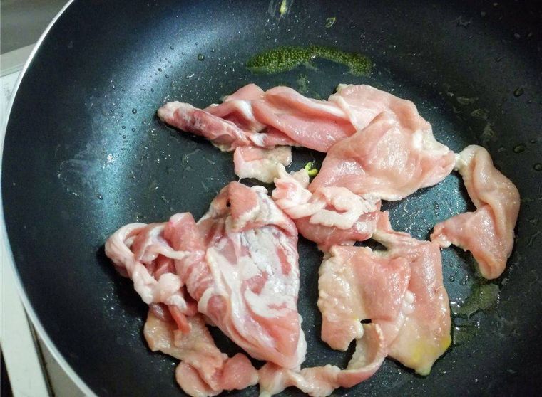 豚肉をフライパンで焼く様子