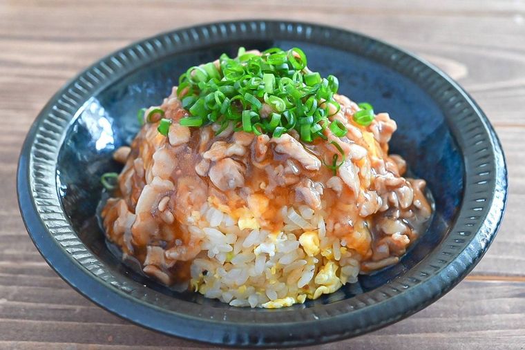 皿に盛られた肉あんかけチャーハン