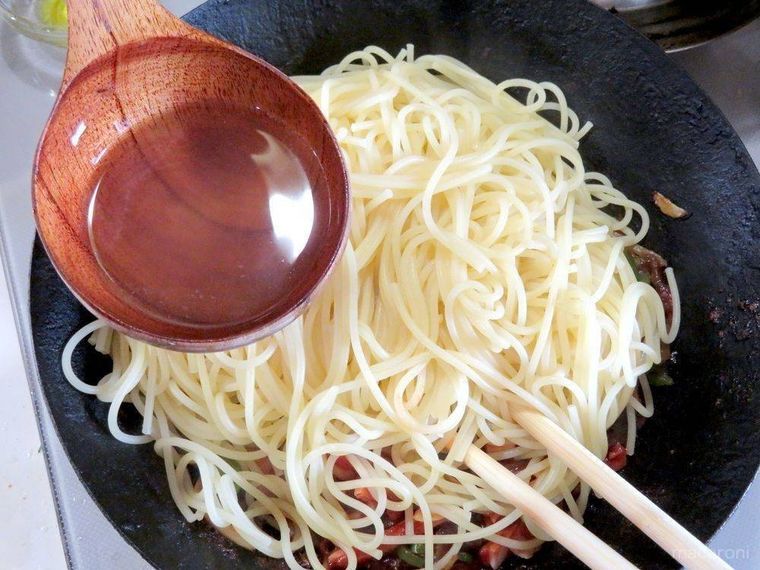 フライパンにゆでたスパゲッティとゆで汁を加える