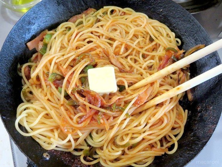 スパゲッティにバターをからめている