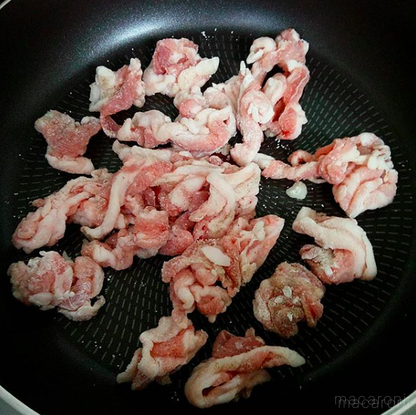 フライパンで豚バラ肉を炒めている様子