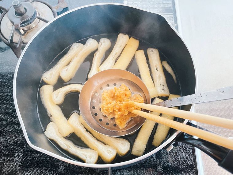 合わせ味噌を溶く様子