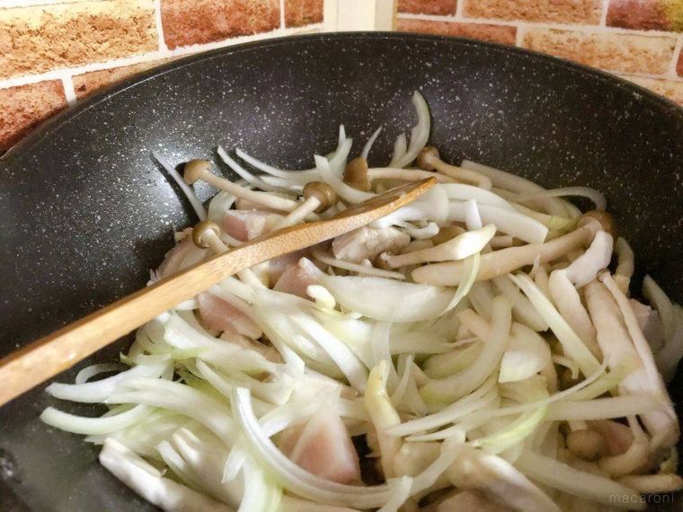 鶏肉、玉ねぎ、しめじを炒めているフライパン