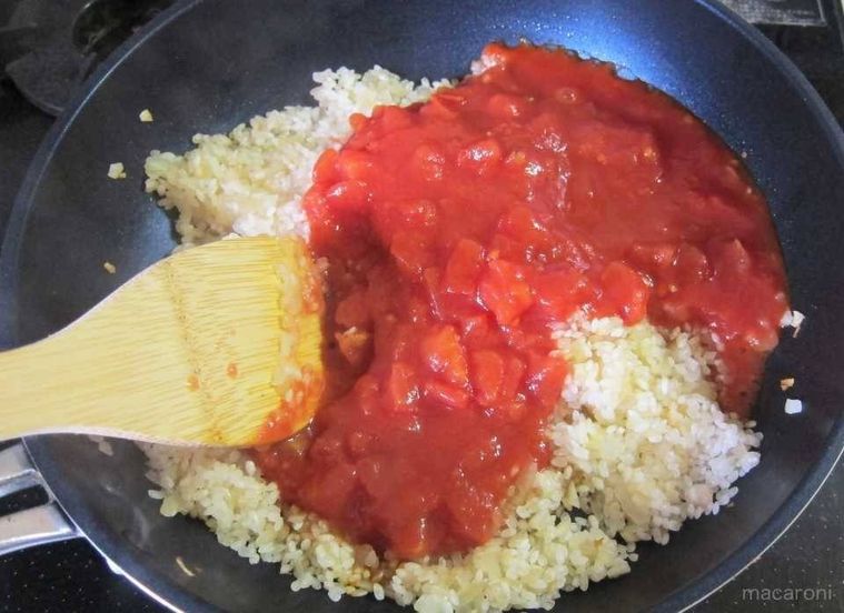 フライパンにトマト缶を加えた様子