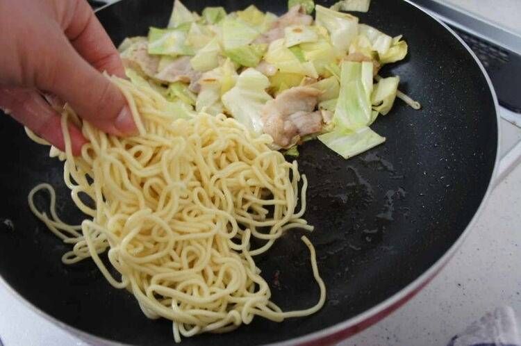 麺を投入したフライパン