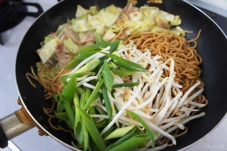 炒め合わせる焼きそばの具