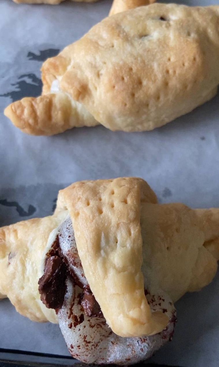 焼き上がったチョコもちクロワッサンの様子