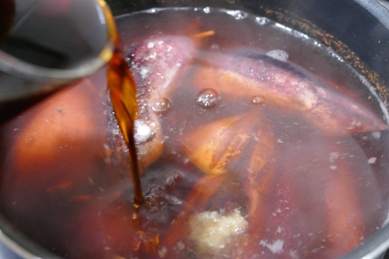 調味料を鍋に入れる様子