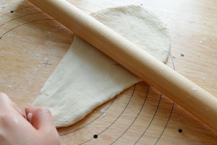 生地をめん棒で伸ばす様子