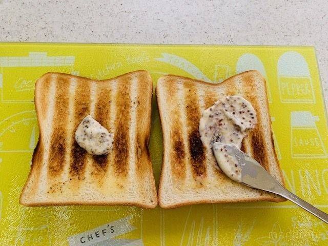 マヨネーズ&粒マスタードを塗ったトースト