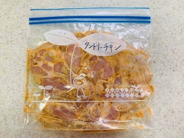 下味をつけた鶏むね肉を入れたジッパー袋