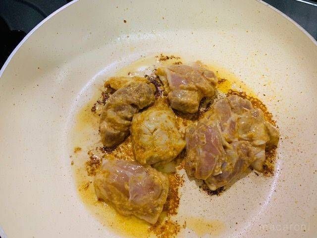 フライパンで焼いている下味をつけた鶏むね肉