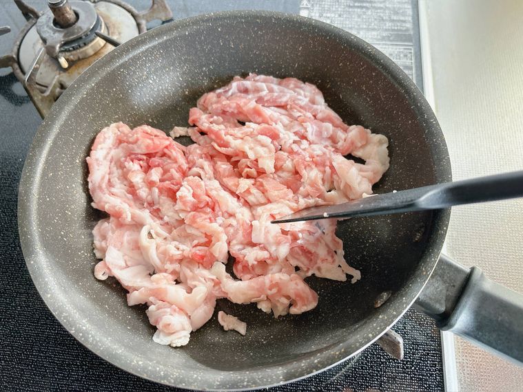 フライパンで豚バラ肉を炒める様子