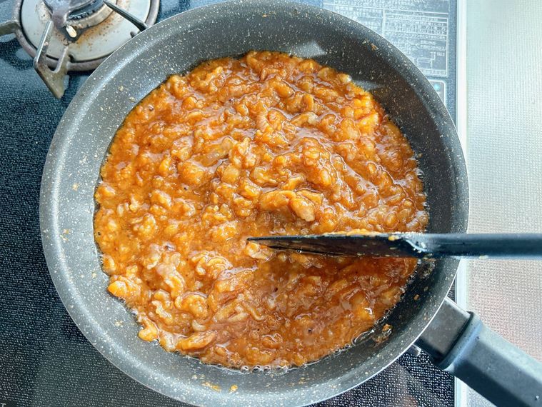 フライパンで豚味噌を炒める様子