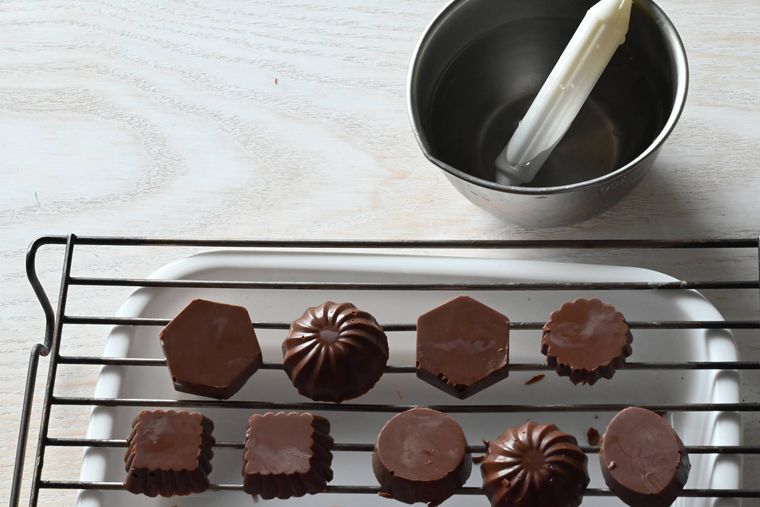 網の上に置かれているチョコレートの様子